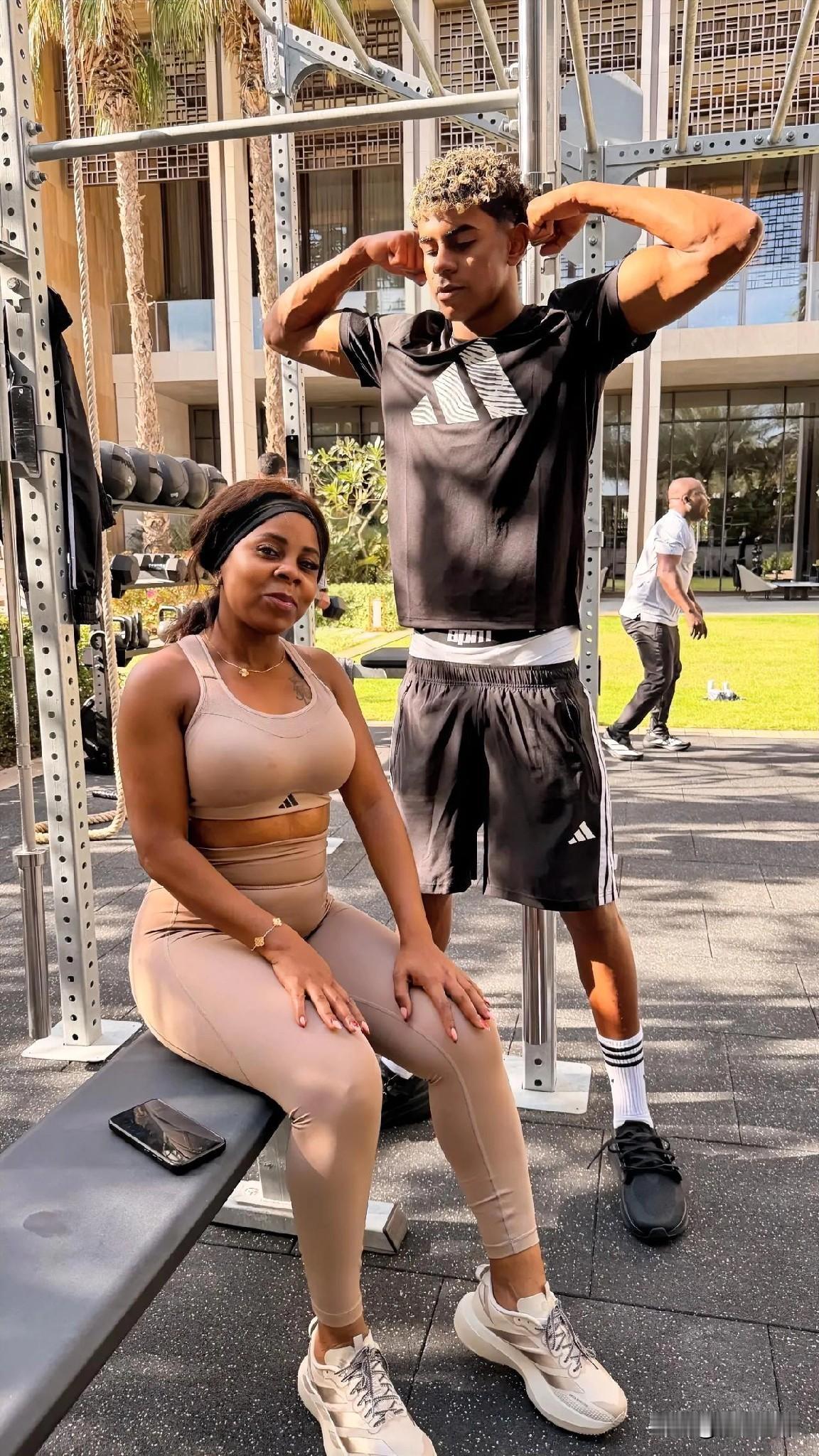 单亲妈妈带的孩子更能成才，亚马尔圣诞假期回家陪母亲过节!近日，欧洲五大联赛都