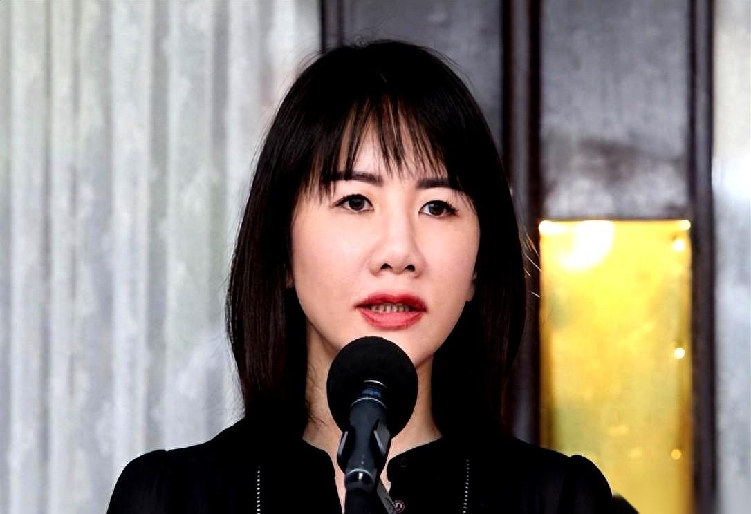 国民党主席郑丽文刚回台，桌上就被摆上了一份不寻常的联署信。纸上明晃晃地签着三个