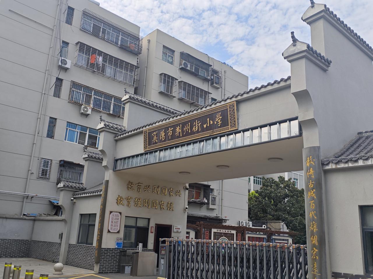 校长本身就是优秀教师出身，这样的校长最理想。自己上过讲台，懂备课、懂课堂、懂教研