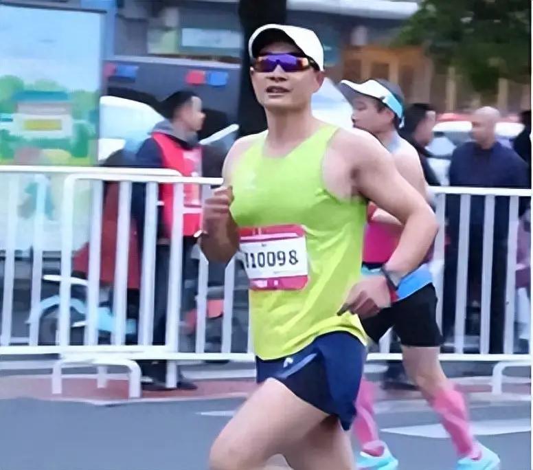 一个能在40℃高温下跑完30公里的人，最后没有输给赛道，却倒在了自己的身体面前。