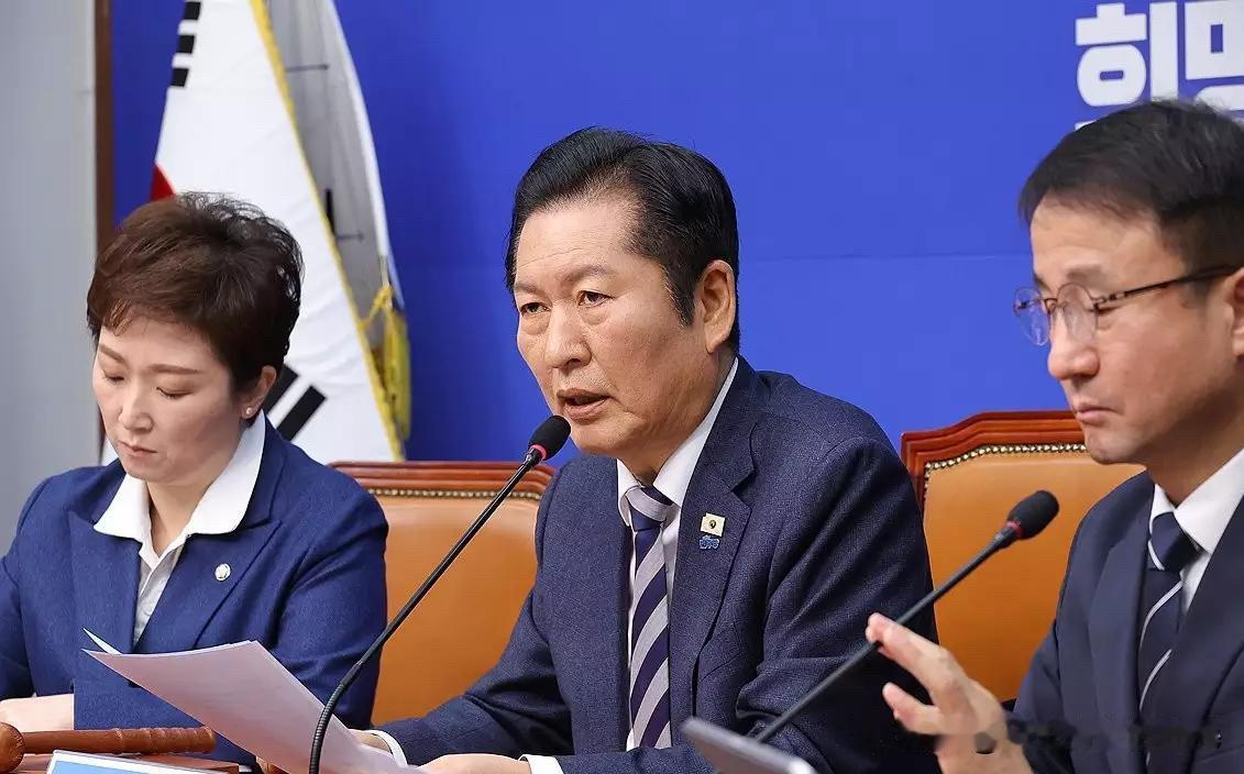 2月4日，韩国共同民主党党首郑清来针对国民力量党党首张东赫敦促引入大庄洞放弃上诉