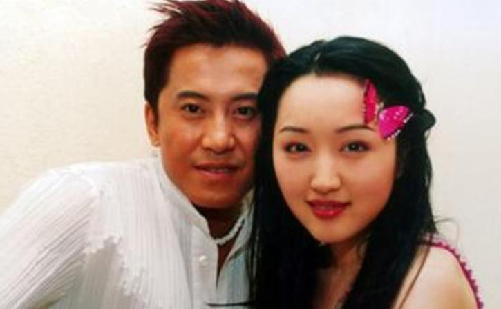 杨钰莹与赖文峰：甜蜜爱情的“惊险”旅程1989年，杨钰莹还是个青涩的歌唱新人，