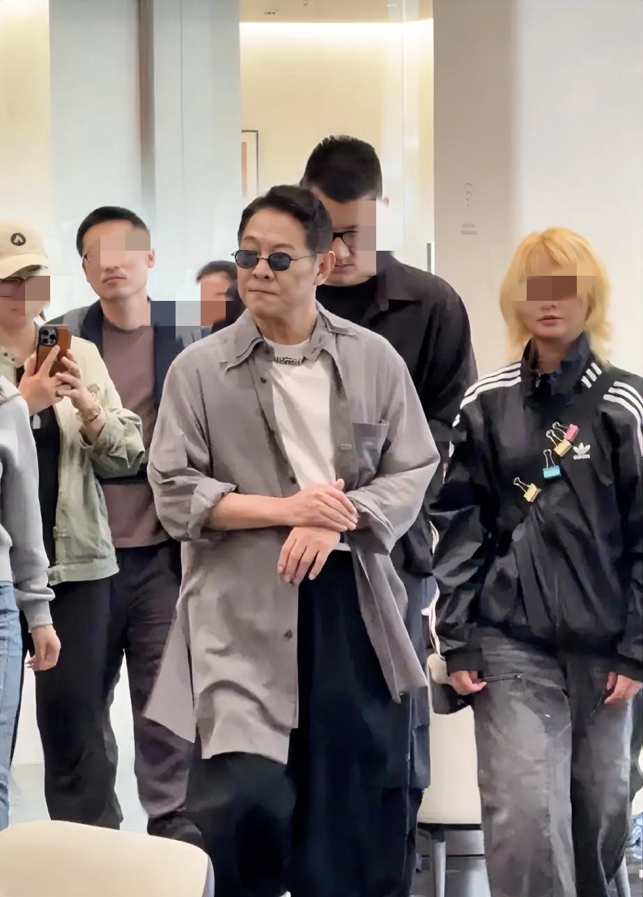 李连杰上次生病之后，就像重生了一样，现在整个人很有精神，仿佛年轻了好几岁，练