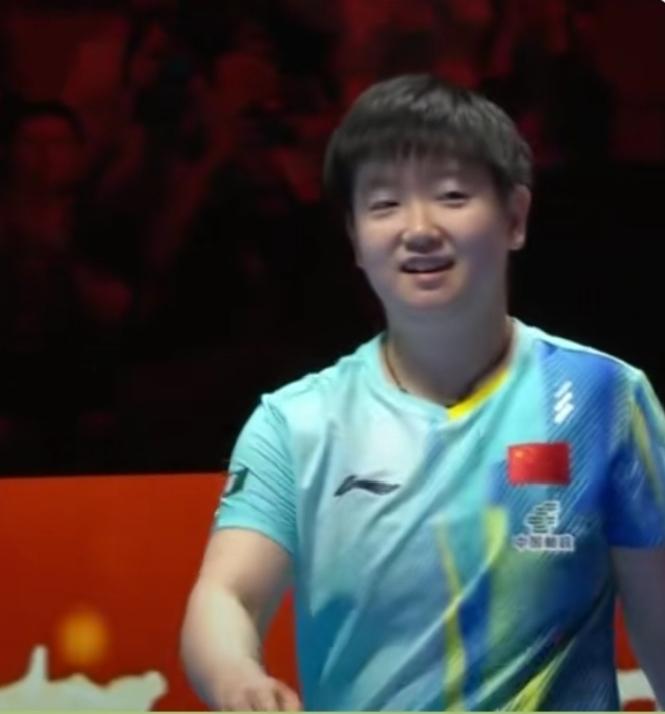 赢球后的莎莎笑得真的太好看了，又甜又飒，眼睛亮晶晶的，看着就让人跟着开心。