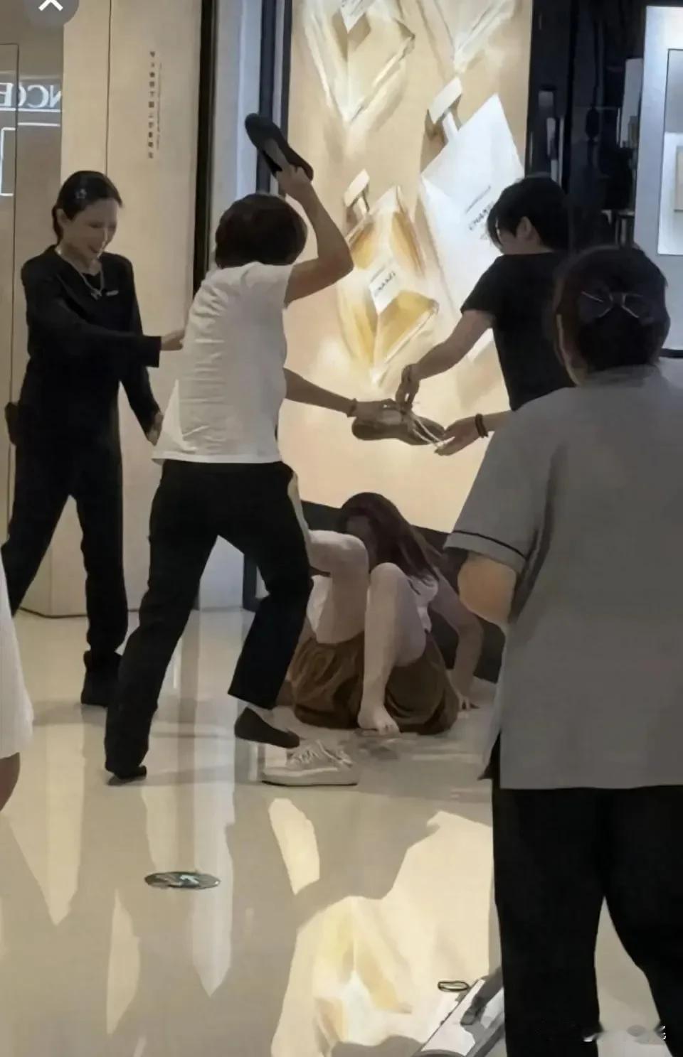 上人民日报啦！“香奈儿柜姐与顾客互殴”，警方发布通报安徽合肥万象城香奈儿专柜