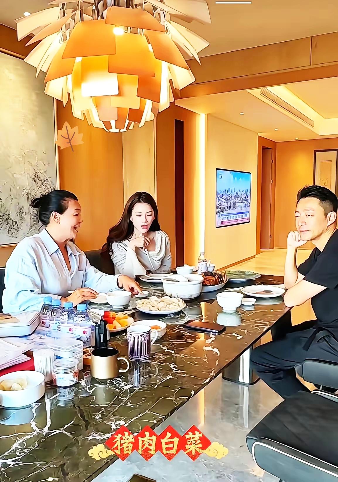 汪小菲脸上的不耐烦，藏着最戳心的亲情真相！冬至家宴上，张兰带着饺子醉蟹忙前