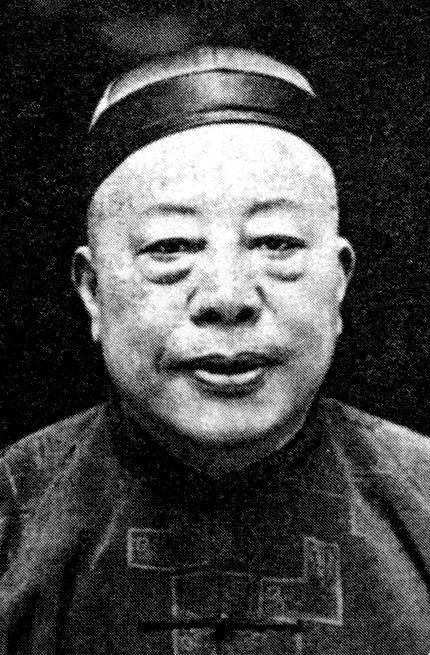 1910年,黄金荣通过陈其美结识了孙中山,他敏感地意识到此人大有可为.