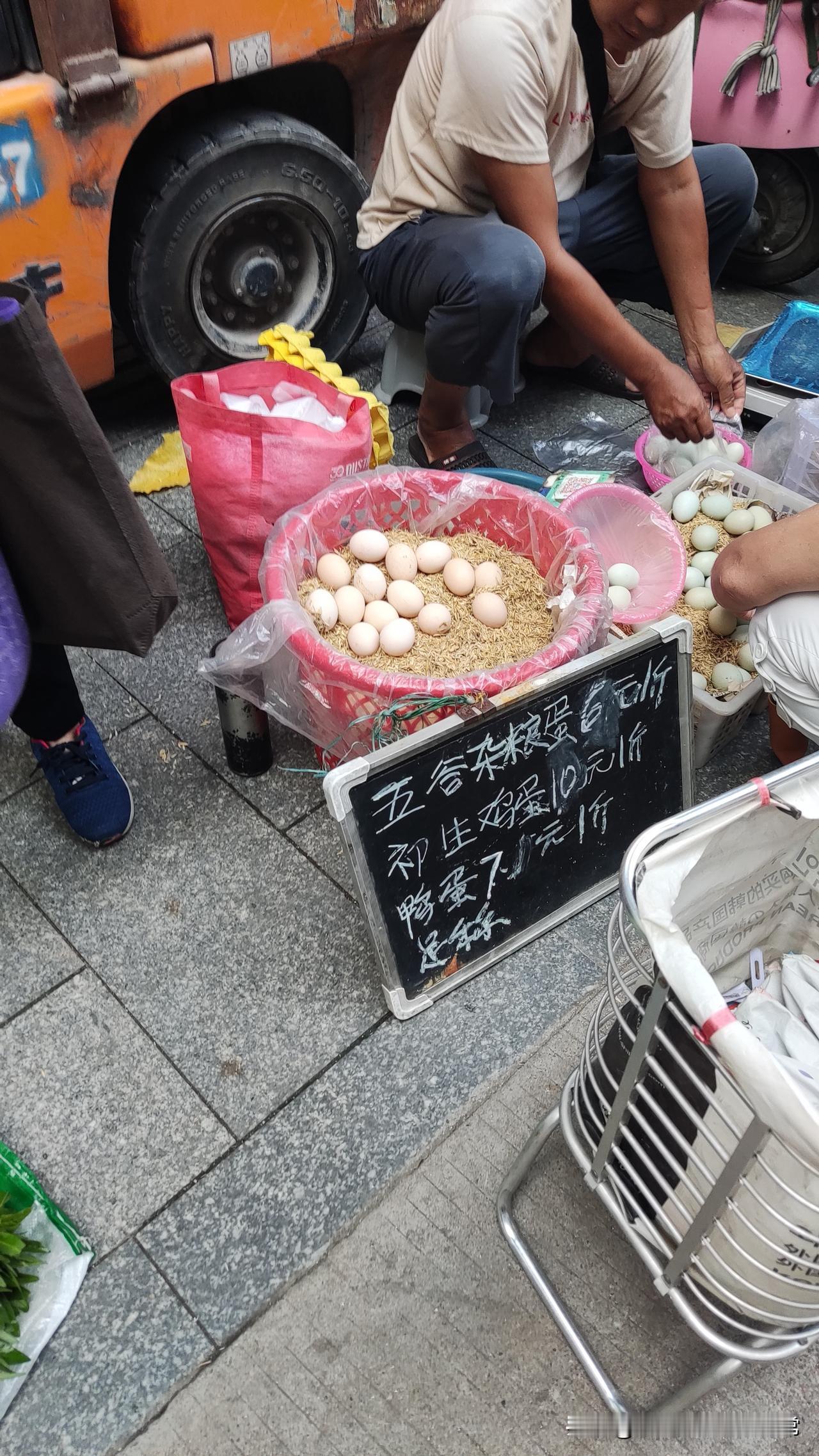 街头初生蛋10元一斤，会是假的吗！在菜市场角落，一个摊主把“初生蛋”炒到1