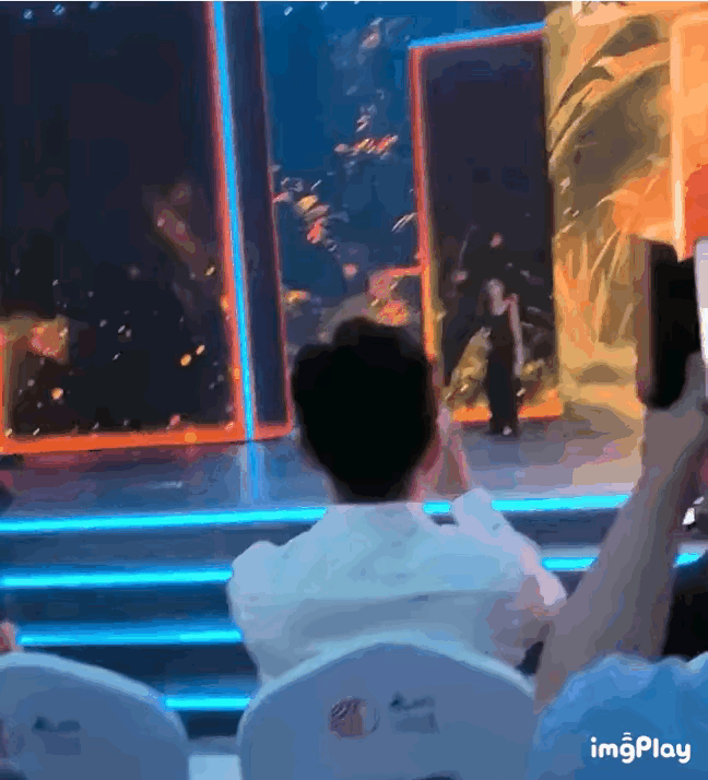 杨幂在台上摔倒！！我天，我真的再一次被大幂幂强大的气场震惊了！！你们看图二，这是