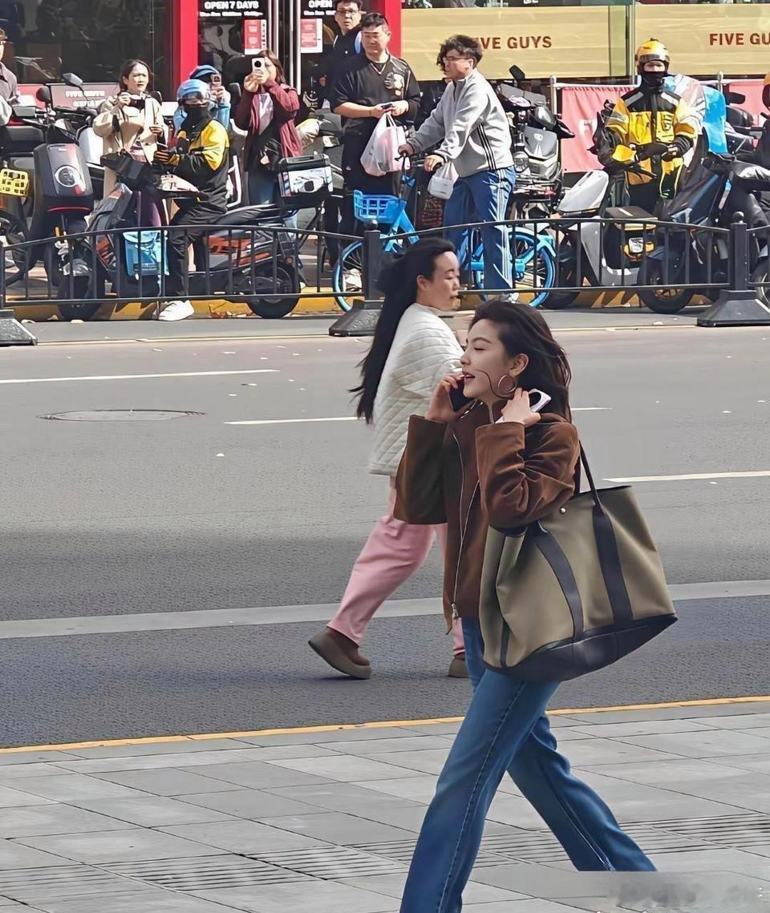 偶遇章‏若楠‎﻿⁠一次‏，你‎⁠就明白﻿‎‎了，明星的淡颜在现实中的冲击力到底有
