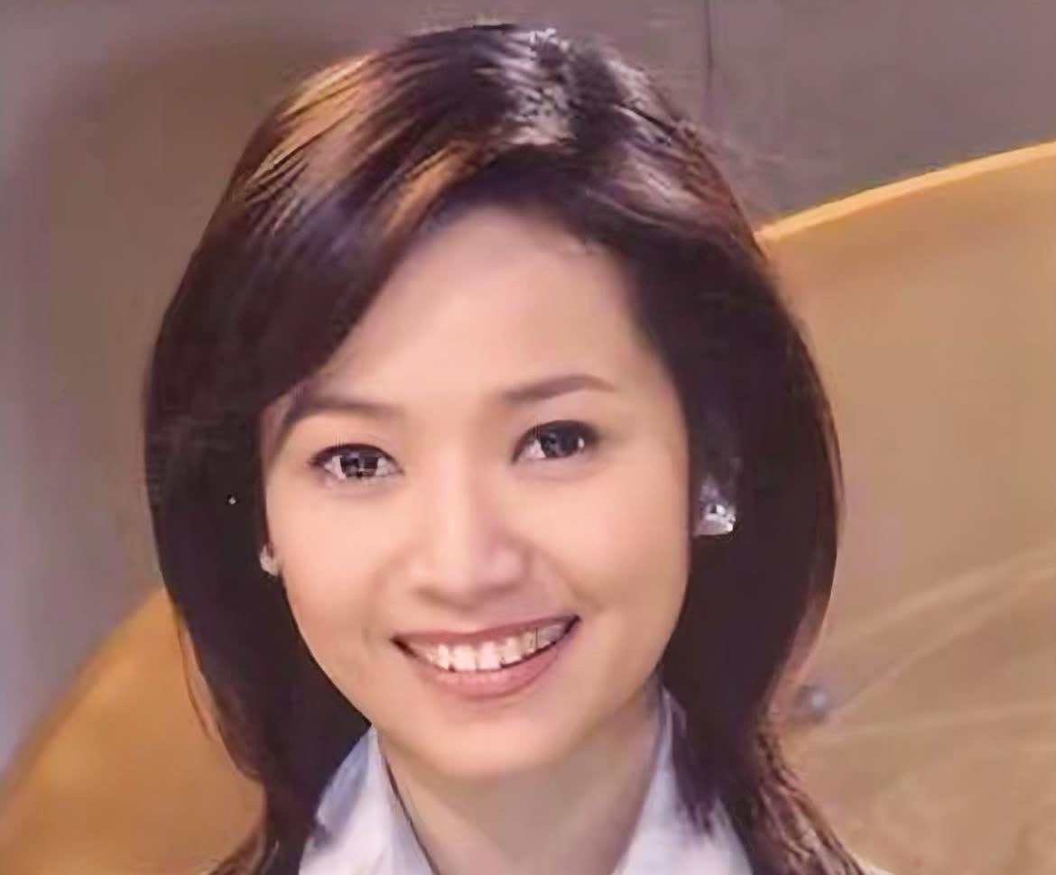 我给俺奶看了侯佩岑妈妈年轻时的照片俺奶久久不说话，沉默了许久突然开口说，
