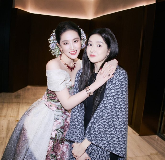 王玉雯刘亦菲合影，完全是追星见到了自己的偶像即视感