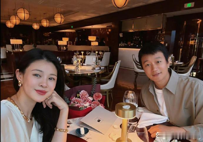 1.刘学义这次是捡漏来的剧，结果爆了，他也升咖了。2.朱亚文没有离婚，他老婆出来工作是因为孩子大了，