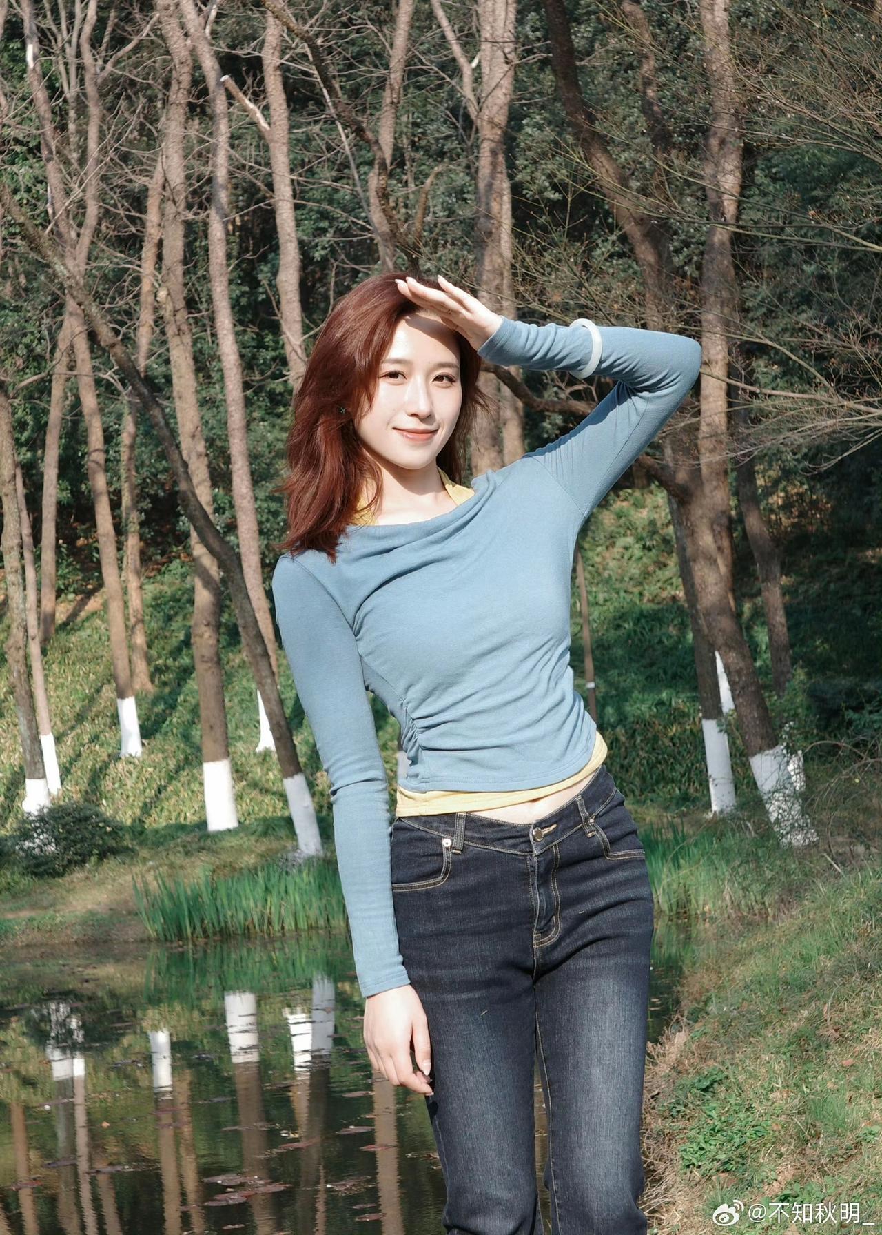 秋日森林里的甜美少女，阳光洒满的午后时光。