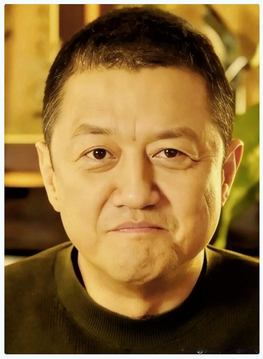 这两天，明眼人都看得出李亚鹏不对劲。流量大得惊人，但他却连直播都不敢开，热