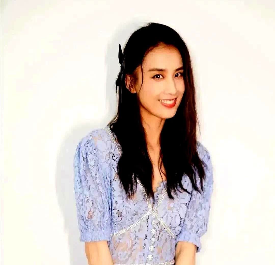 主持人问黄圣依的妈妈：“你支持黄圣依离婚吗？”黄母毫不掩饰地回答说：“早就看不惯