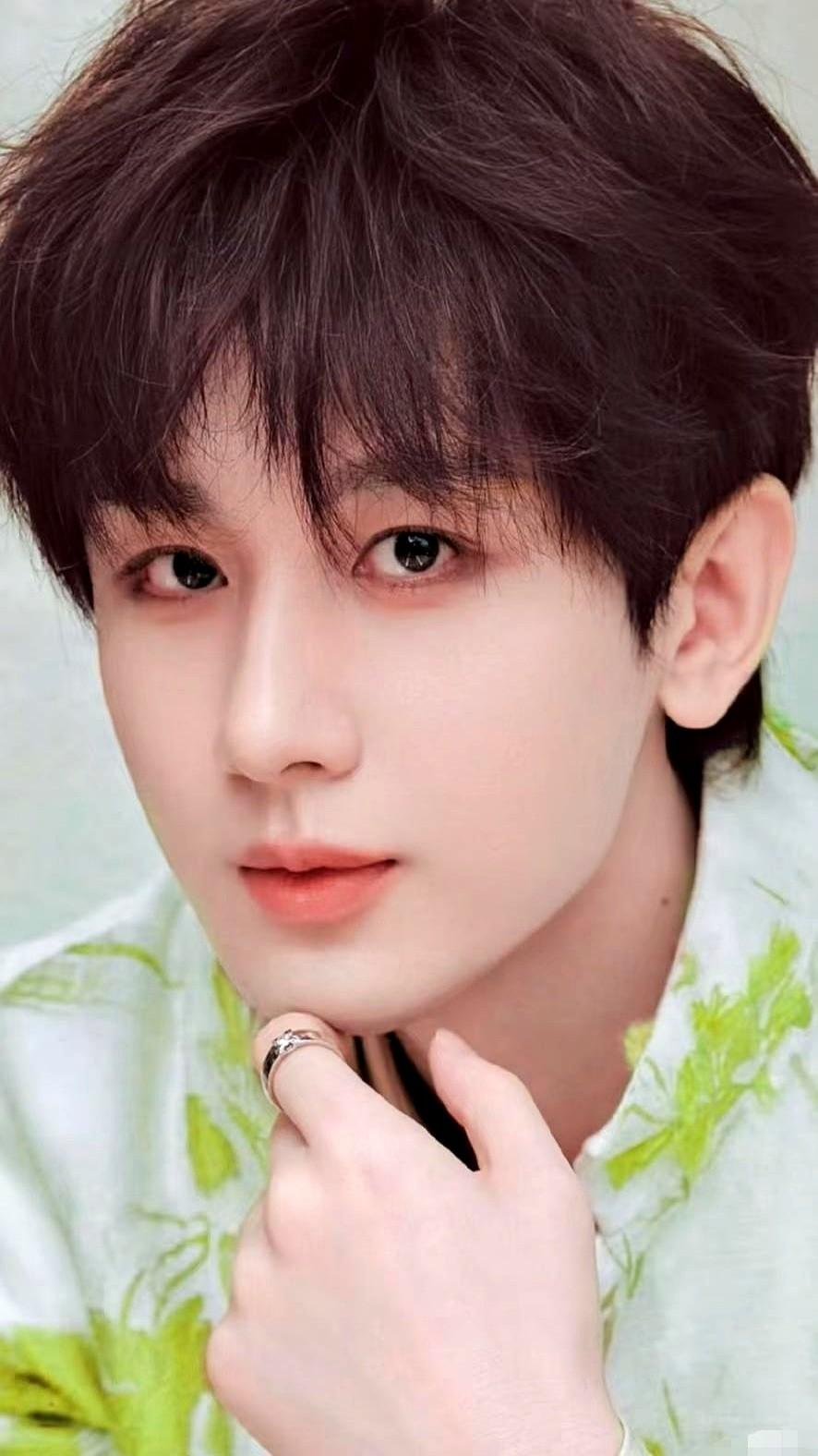 标题：央媒都下场点赞了，成毅的“稳”，终于藏不住了最近刷到央媒公开点名成毅，