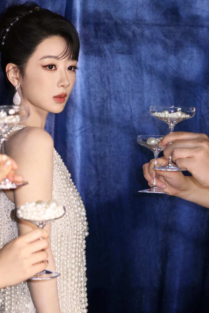 绝美出圈！杨紫珍珠高定这套造型藏着多组未公开美图，珍珠与高定的碰撞自带优雅滤镜