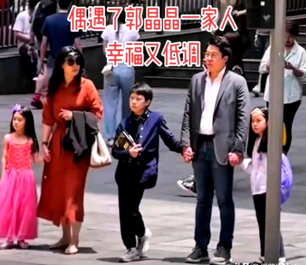 身价千亿的豪门千金，穿着三十块的旧T恤，吸着四块钱的蜜雪冰城，反手拿走全球万人的