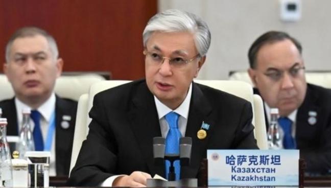 你有没有发现，哈萨克斯坦每次跟中国谈合作，嘴上说的是“互利共赢”，其实最怕的就是
