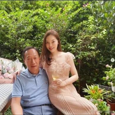 7月27日，台媒最新爆料，郭台铭与女球友的绯闻风波发酵至今，妻子曾馨莹一直深陷负