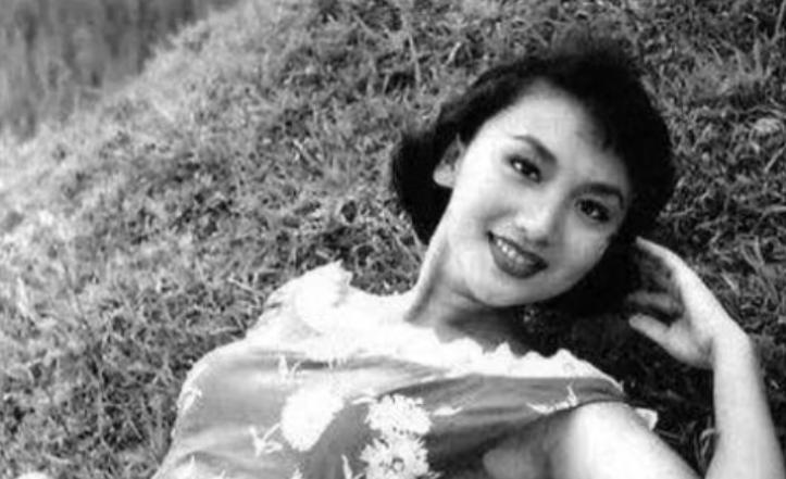 1923年，年近五旬的张作霖刚看完半出戏，随从突然凑过来，指着台上一个婀娜少女低