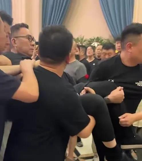 杨少华送路仪式突发意外，杨议差点晕倒被众人抬走！7月10日，晚上，21点，杨少