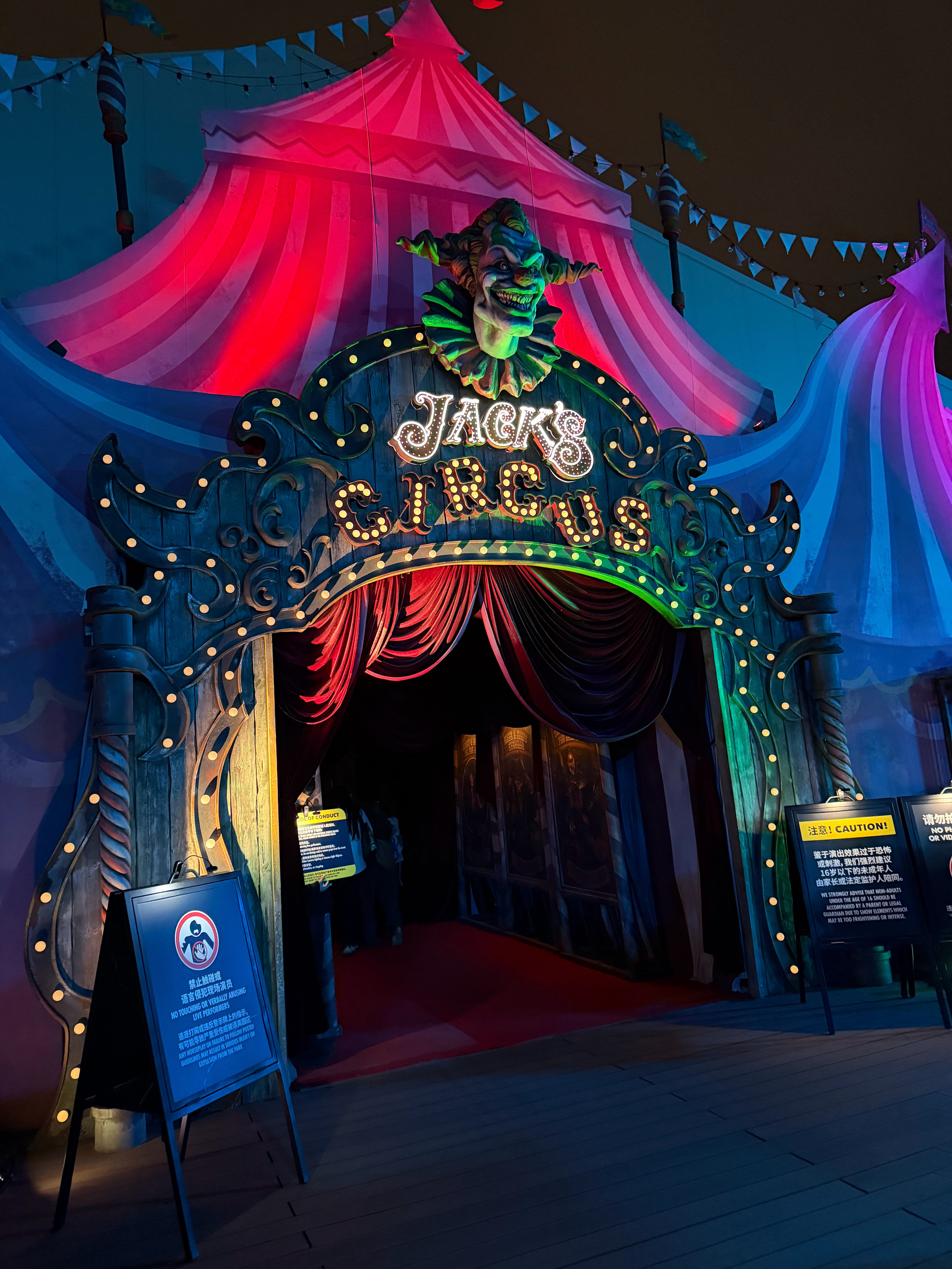 今年环球影城的万圣节鬼屋，一共有四个，我们上周末都玩了一圈，吓人但是可以接受。其