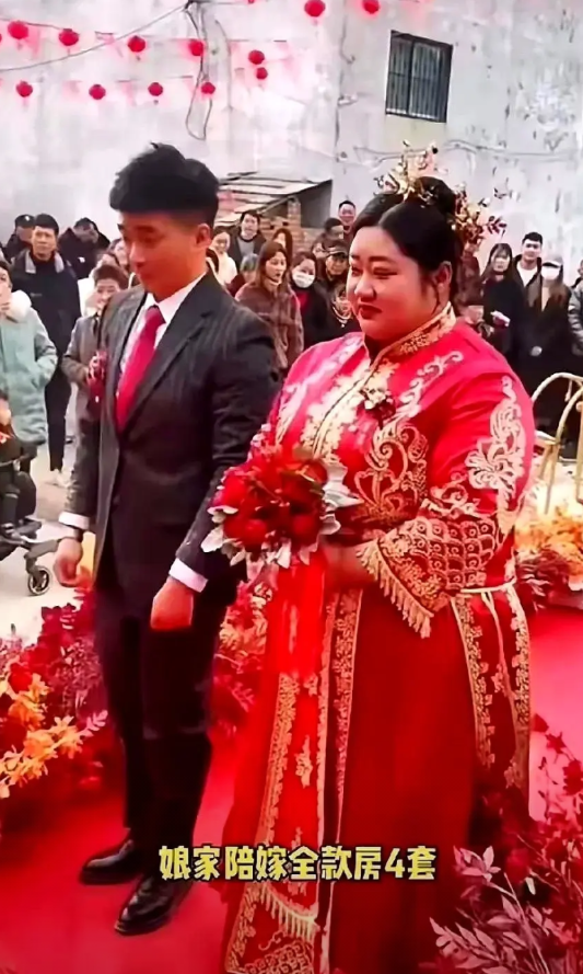 浙江一对新人结婚，女方陪送四套房子，28万现金，加一辆宝马车，小伙子在婚礼上连连