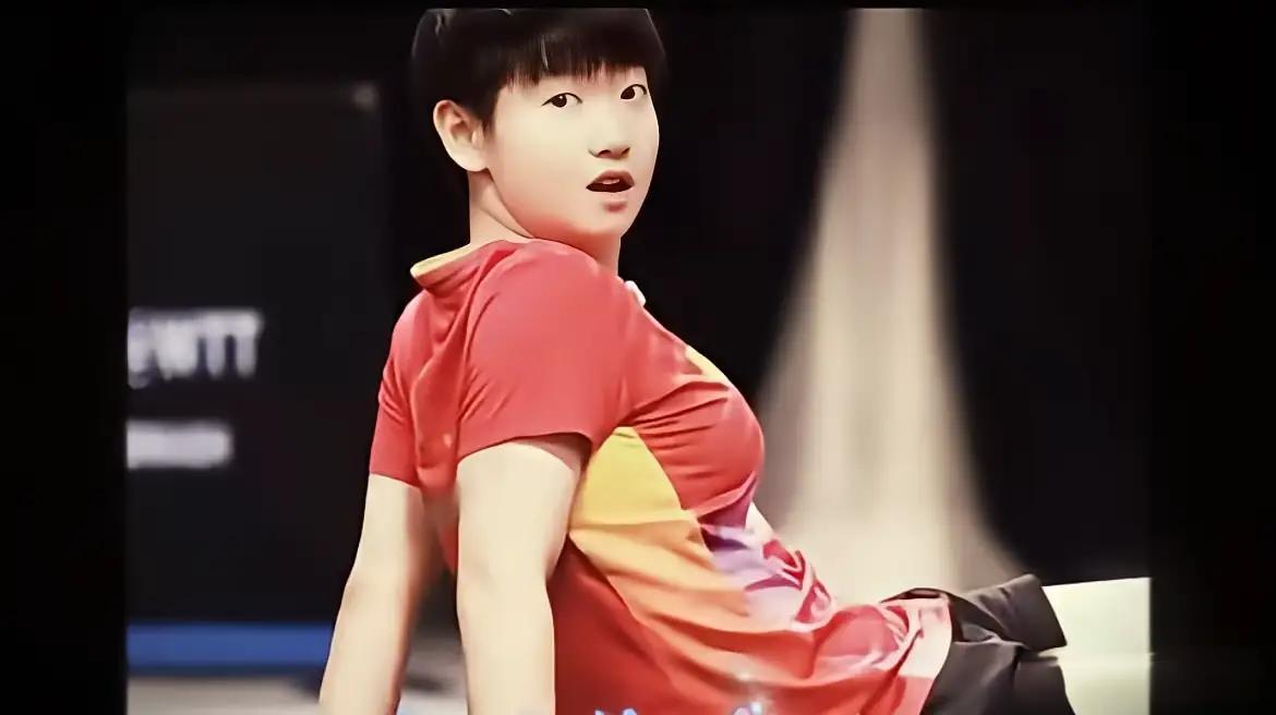 【孙颖莎眼神清澈，打动人心】这个姿势的孙颖莎，略露锋芒，其实身材也是很有风韵的。