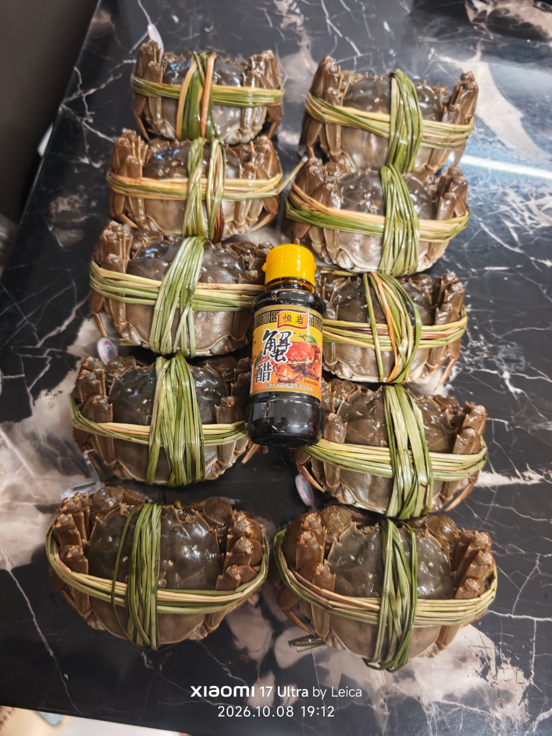 朋友送的大闸蟹，这个头，得多香啊！[爱心]上锅！付卷卷付卷卷​​​