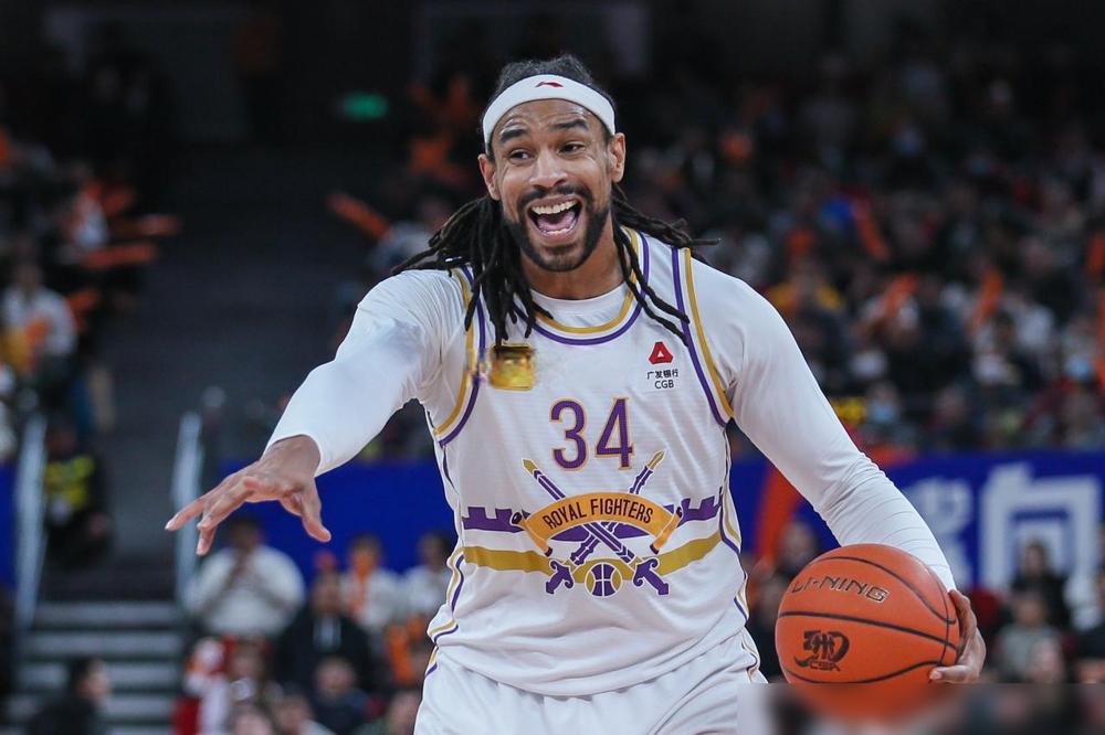 萨林杰安慰杜锋！与山西男篮的比赛中，杜锋被对手的防守动作气得破防！说实话，看