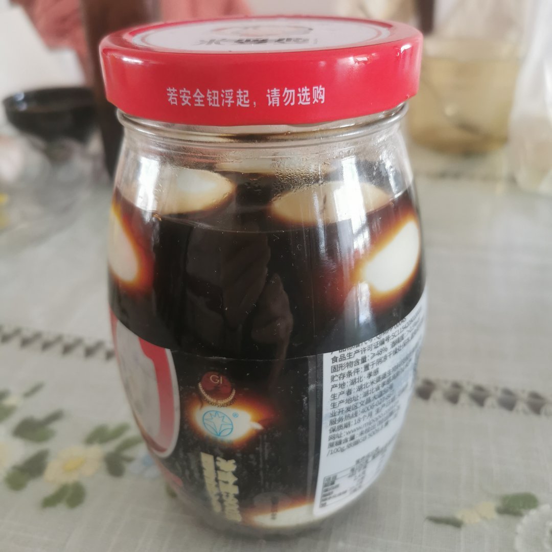 今天早市鸡蛋2.9元/500克，够便宜。给你们教给鸡蛋的新吃法，煮熟，剥皮，用牙