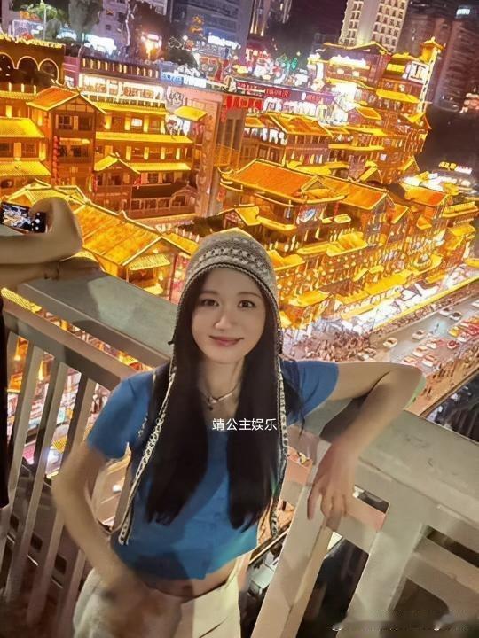47岁陈乔恩，去重庆洪崖洞玩被人撞见。真人看着特别显小​​​