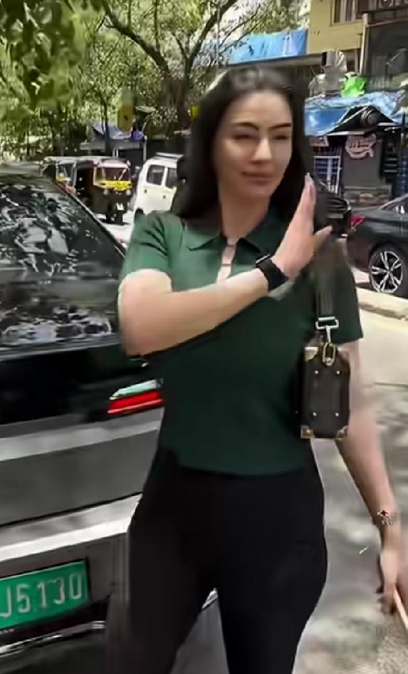 印度人和印度人是很不一样的，他们有得长得很高大，有得却长得很矮小。不过他们都有一