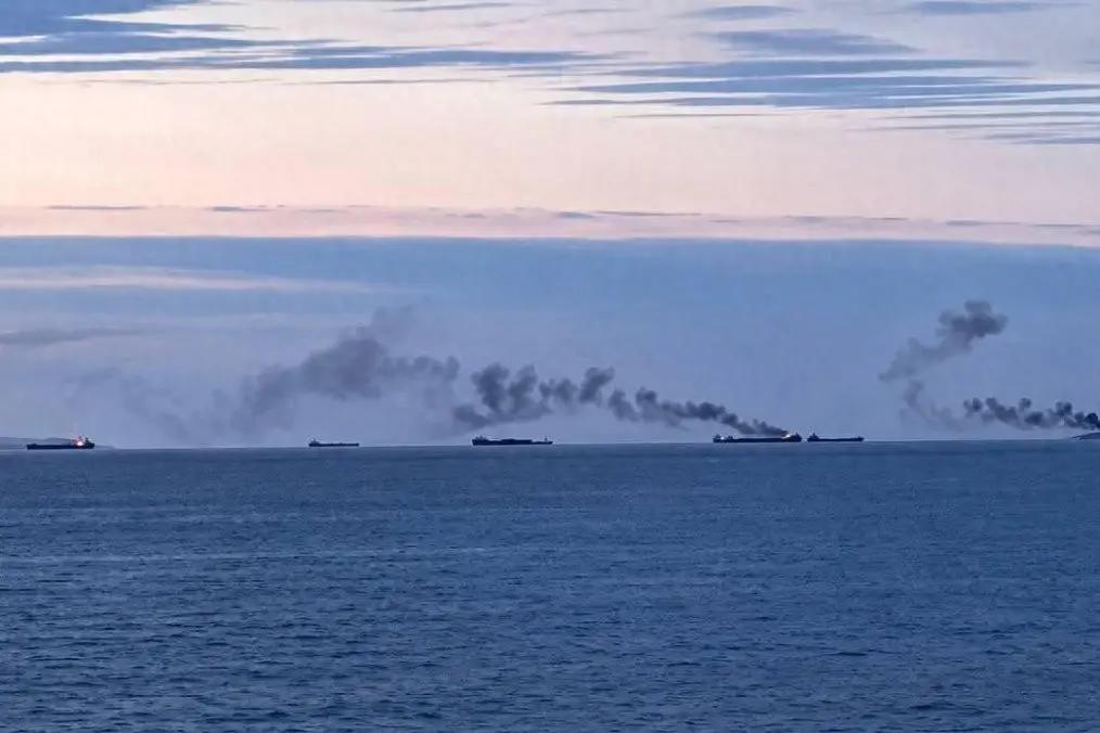 亚速海“失守”！俄军船队集体逃亡，乌军海上封锁打出“教科书式战果”俄乌战场持