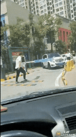哗，打起来了。这位奔驰女士因斗气把车横在小区大门口，正当大家急得像热锅上的蚂蚁之