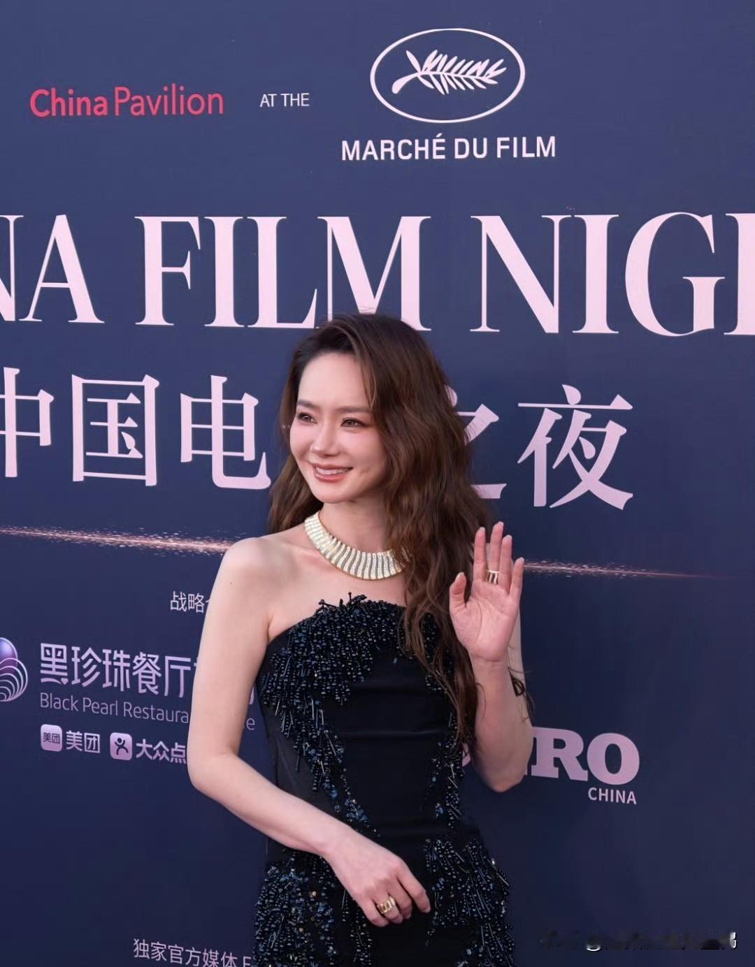 都说戛纳红毯争奇斗艳，戚薇一个大笑直接出圈，这才是真的自信戛纳红毯从来都是名