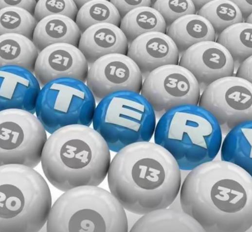 河南许昌，男子选购了140元的彩票，而后发给平时经常一起合伙买彩票的3名朋友。