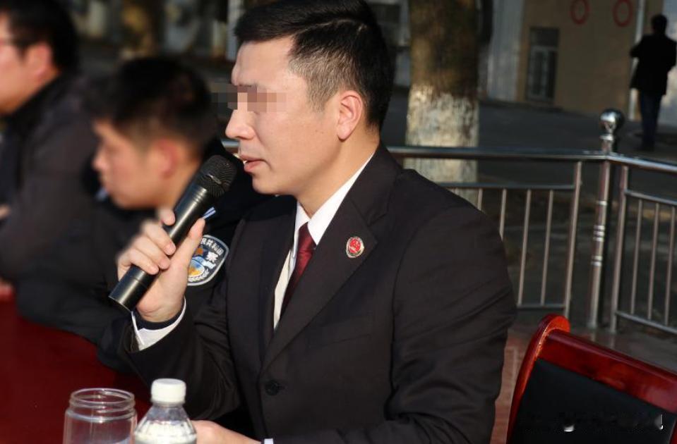 2001年，四川一检察官为了离婚，带着美貌情人回家招摇以此刺激妻子，没想到6年以