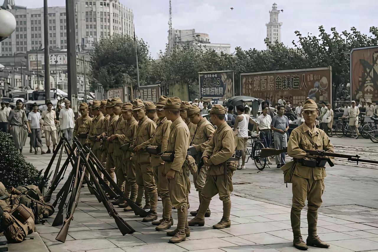 日本鬼子投降了。瞧，这有一队日本鬼子正等着投降接收队伍前来。曾经骄横跋扈的鬼子，
