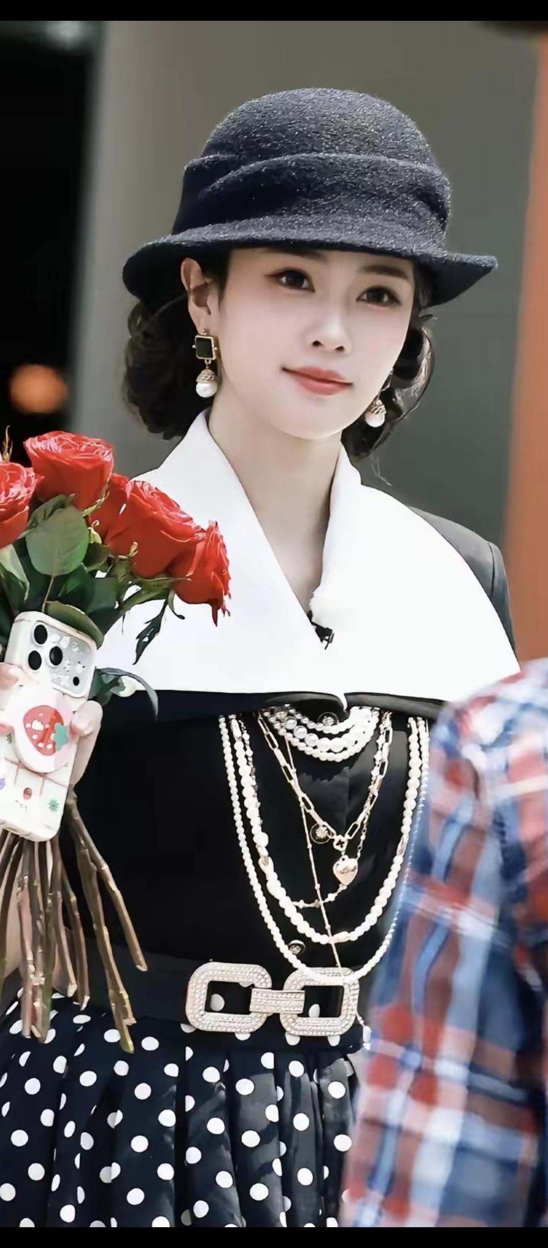 红衣美人笑，花间玉人妆。