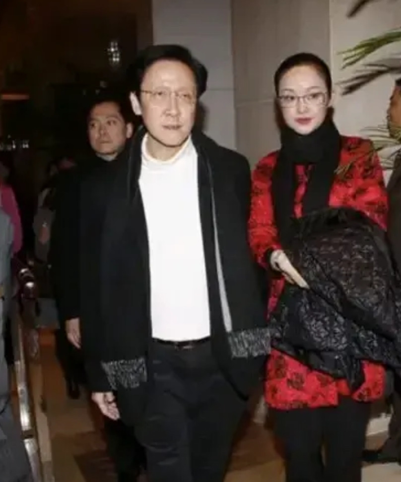 端木樱子真的挺受向华胜宠爱的，结婚才5年，就把自己的遗产给了端木樱子。向华胜是2