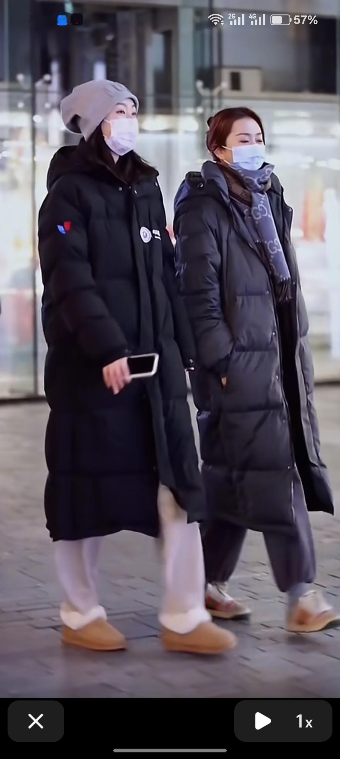 降温后北方人的体面穿搭那当然是黑色羽绒服，牛仔裤或阔腿裤，雪地棉，出门你会看到