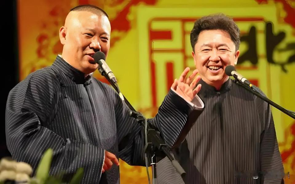 80万收入只分到10万，于谦凭什么让着郭德纲？德云社的一场演出结束后，记者拍