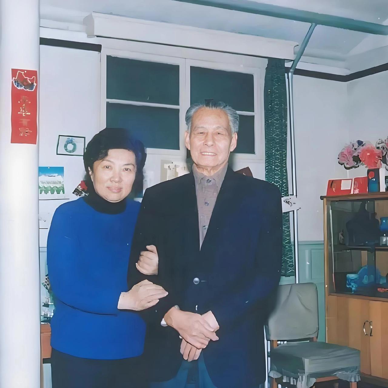 90年代，程思远与妻子石泓，留下一张温馨合影。彼时二人皆已年过古稀，却依旧精神矍