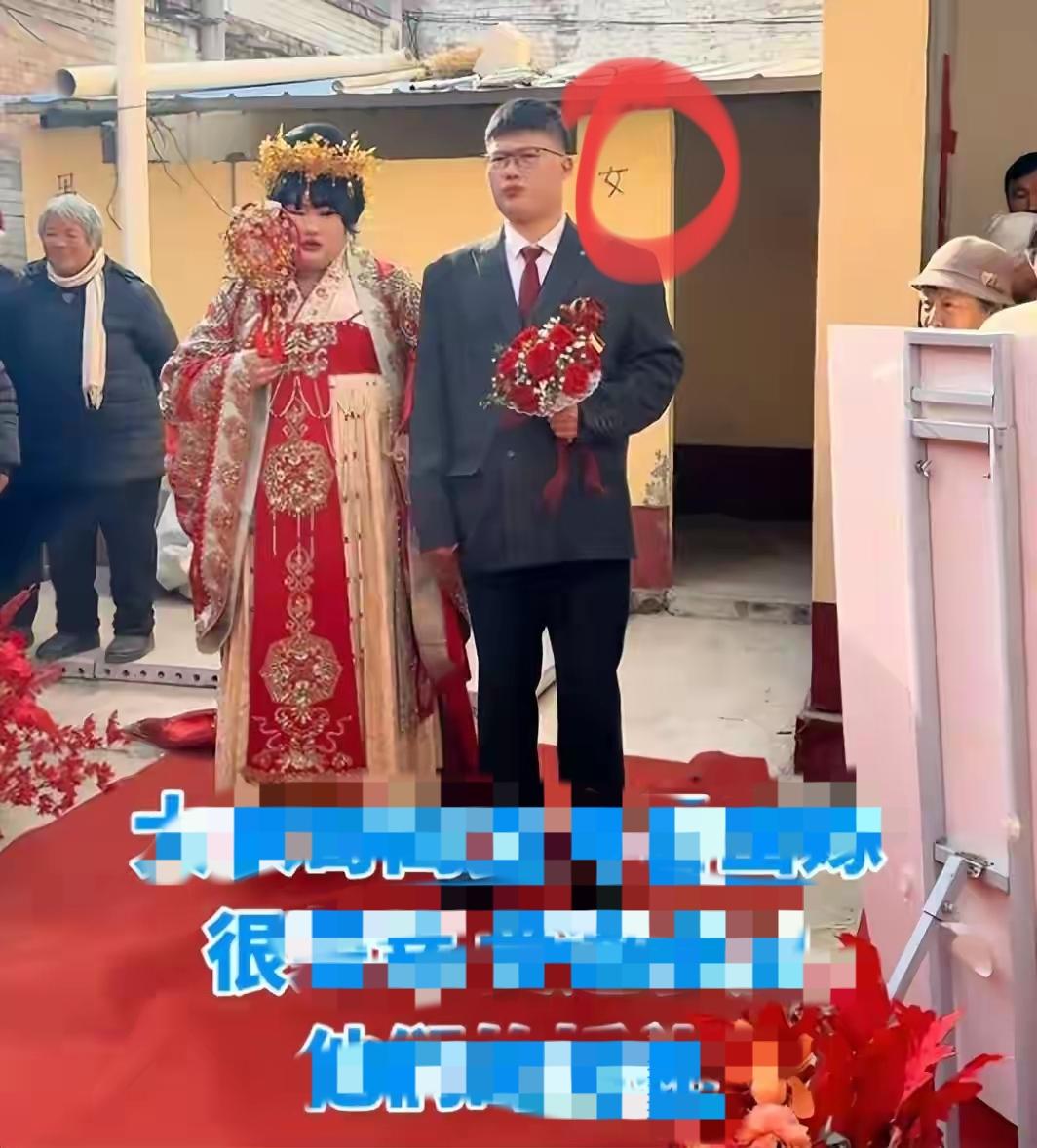 大衣哥女儿和女婿很有夫妻相，都是大块头，女婿长的又高又阳光，走路都在感觉踢正步[