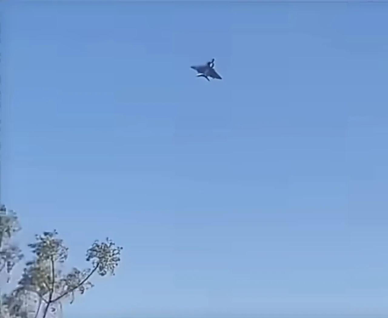 伊朗空军的美制F-4“鬼怪”II战斗机再度出现在空中，为巴基斯坦陆军元帅前往德黑