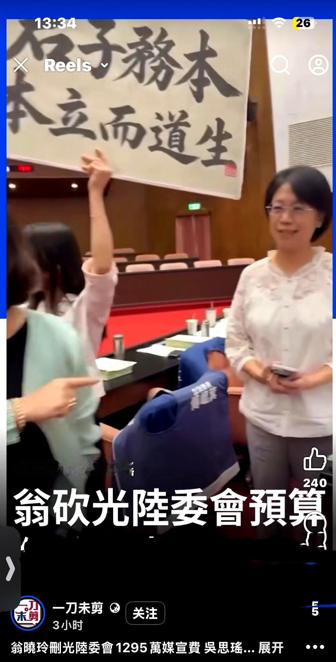 手机镜头都快怼到脸上了，换谁不炸毛？可人家愣是笑着看完，甩出四个字直接让对面表