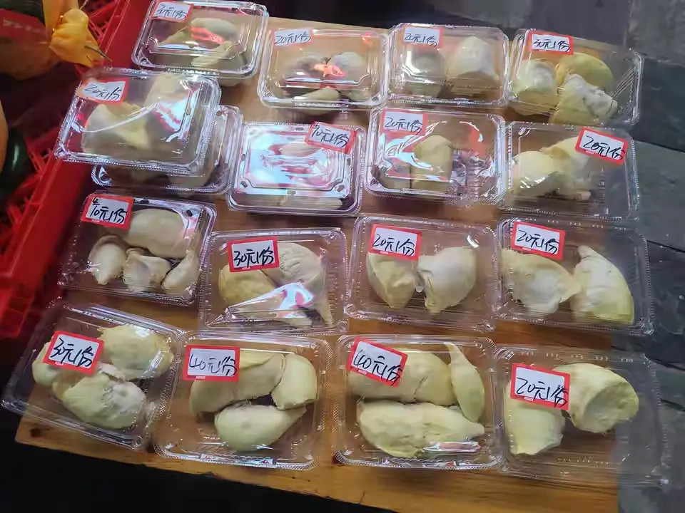 晚上散步的时候看到的，榴莲这价格算便宜吗？